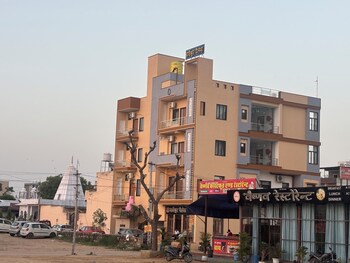 hotel sarveshwar palace