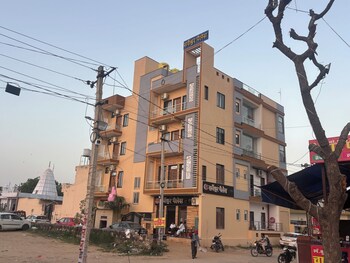hotel sarveshwar palace