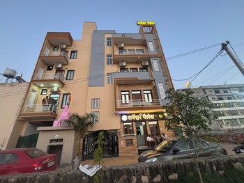 hotel sarveshwar palace