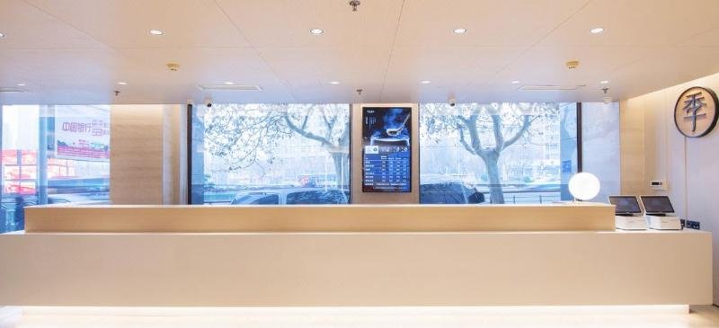 hanting hotel dalian qingniwaqiao metro station