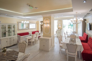 rena alexandria club hotel