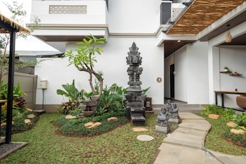 gumitish residence singaraja