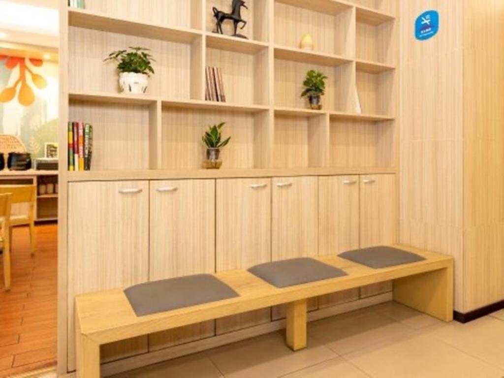 hanting hotel dalian zhongshan square metro station