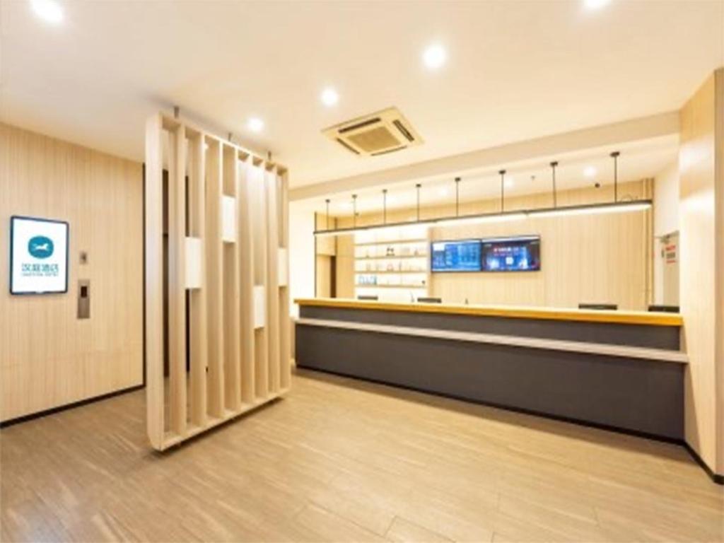 hanting hotel dalian zhongshan square metro station