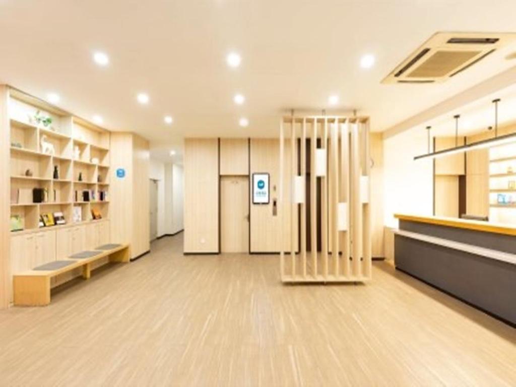 hanting hotel dalian zhongshan square metro station