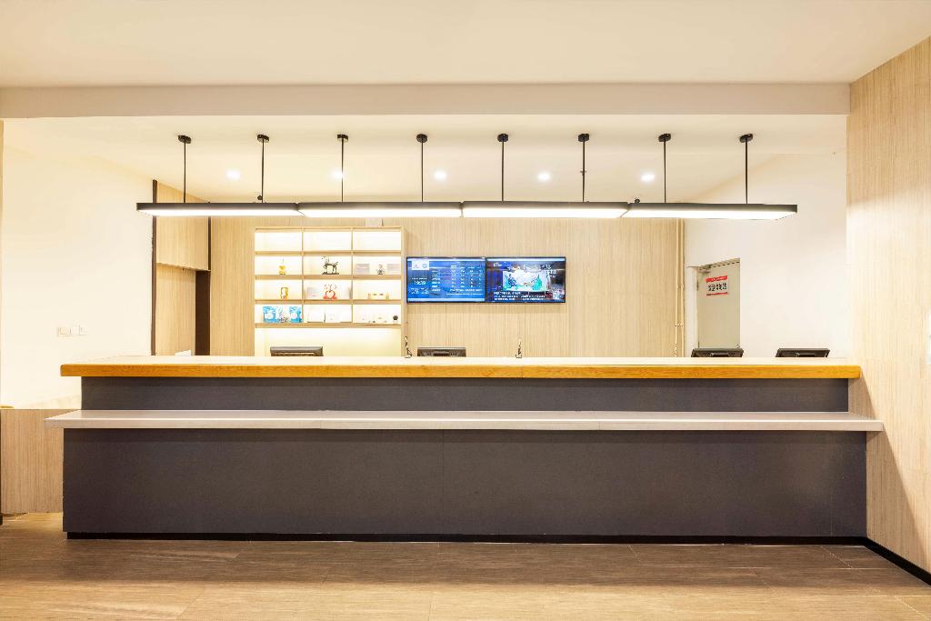 hanting hotel dalian zhongshan square metro station