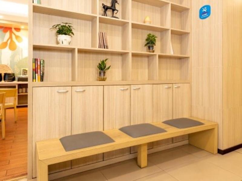 hanting hotel dalian zhongshan square metro station