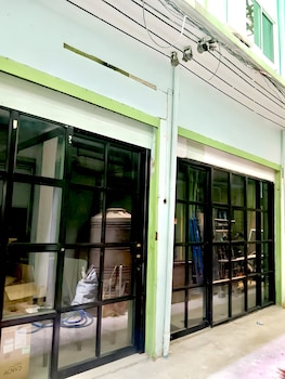 Bob House Khaosan,,2 star