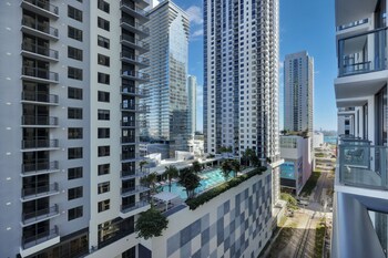 rs suites miami world center
