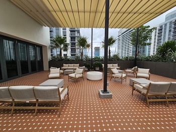 rs suites miami world center