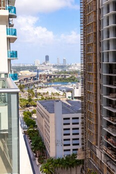 rs suites miami world center