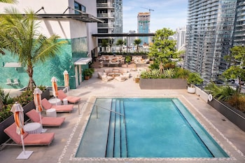 rs suites miami world center