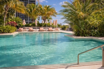 rs suites miami world center