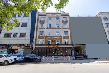 anu plaza 5mins from connaught place