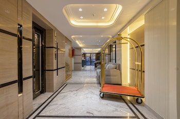 anu plaza 5mins from connaught place