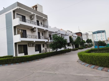 vrindavan stays near burja rd