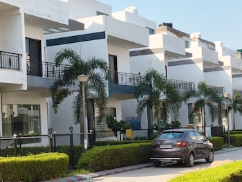 vrindavan stays near burja rd