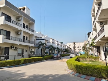 vrindavan stays near burja rd