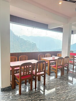 sarvaheet yoga and retreats