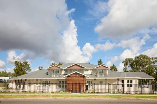 plumes by ch boutique and apartments an ascend collection hotel