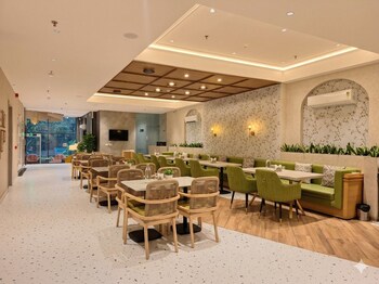 iva premium aerocity