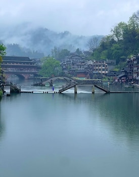 fenghuang meomory riverview inn