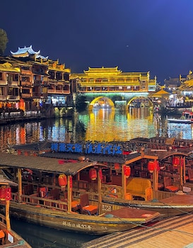 fenghuang meomory riverview inn