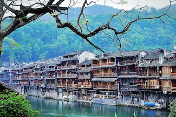 fenghuang meomory riverview inn