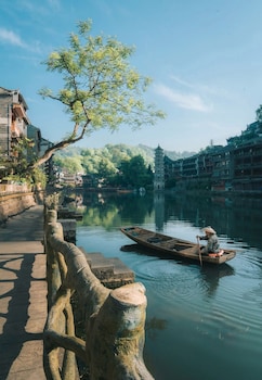 fenghuang meomory riverview inn