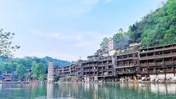 fenghuang meomory riverview inn