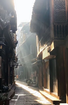 fenghuang meomory riverview inn