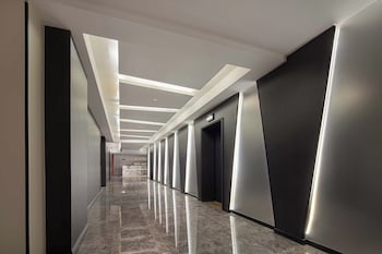 Kw Sky View Hotel -Chongqing Jiefangbei Pedestrian Street Hongyadong Branch,,3 star