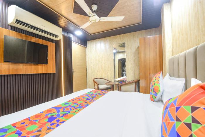 via the akshardham bliss laxmi nagar metro