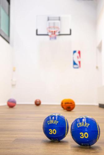 casino whirlpool sauna kino indoor basketball