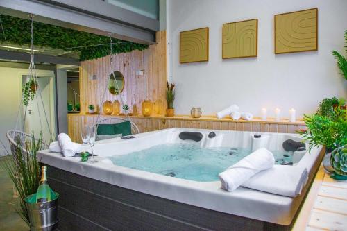 Casino Whirlpool-Sauna-Kino-Indoor-Basketball,,4 star