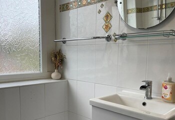 house sleeps 6 with garden and parking