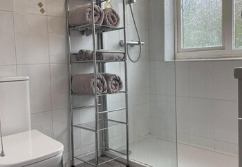 house sleeps 6 with garden and parking
