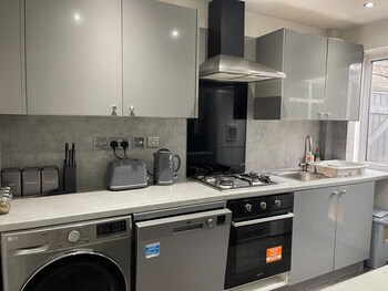 House Sleeps 6 With Garden And Parking,,4 star
