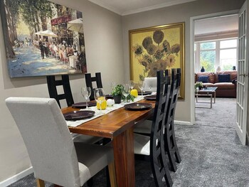 house sleeps 6 with garden and parking