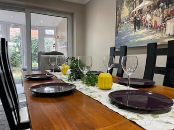house sleeps 6 with garden and parking