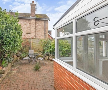 house sleeps 6 with garden and parking