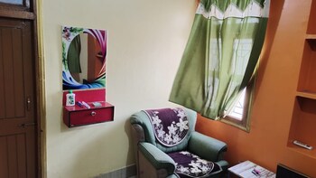 Shanti Rest Station Rd,,2 star