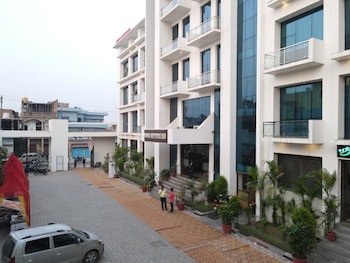 Sapphire M M Colony,,2 star