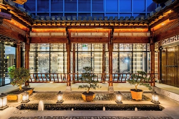 dingshiju crystal hotel hongqiao railway station national convention and exhibition center