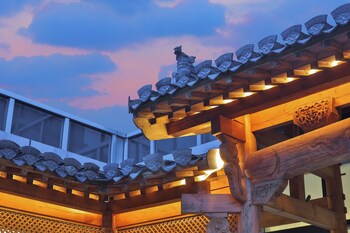 dingshiju crystal hotel hongqiao railway station national convention and exhibition center