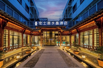 dingshiju crystal hotel hongqiao railway station national convention and exhibition center