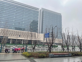 dingshiju crystal hotel hongqiao railway station national convention and exhibition center
