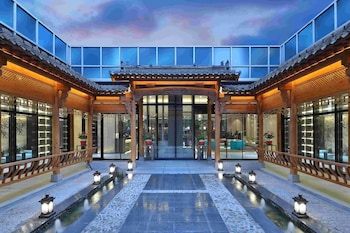 dingshiju crystal hotel hongqiao railway station national convention and exhibition center