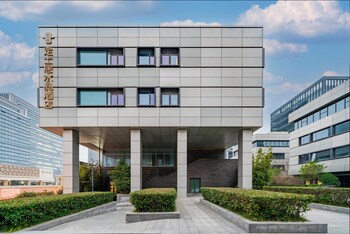 dingshiju crystal hotel hongqiao railway station national convention and exhibition center