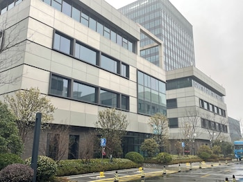 dingshiju crystal hotel hongqiao railway station national convention and exhibition center